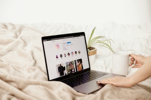 laptop_som_visar_sociala_medier_på_skarmen